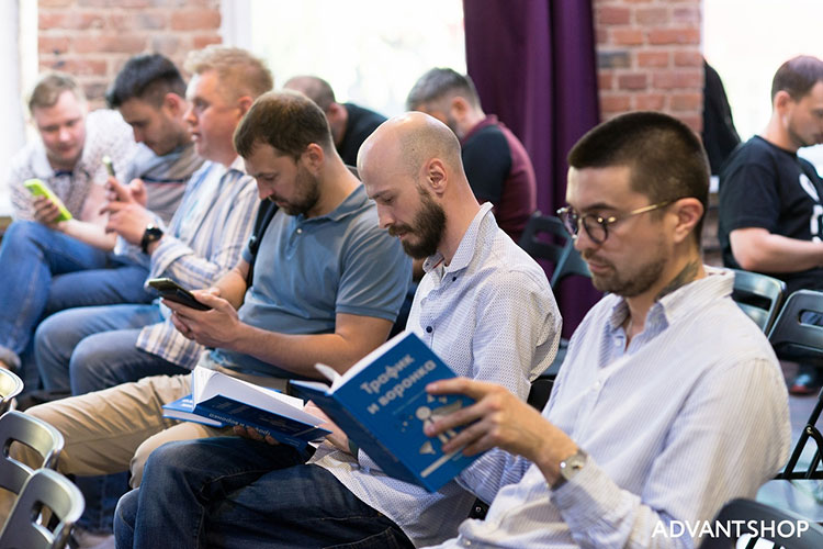 На мероприятии можно было приобрести книгу «Трафик и воронка»