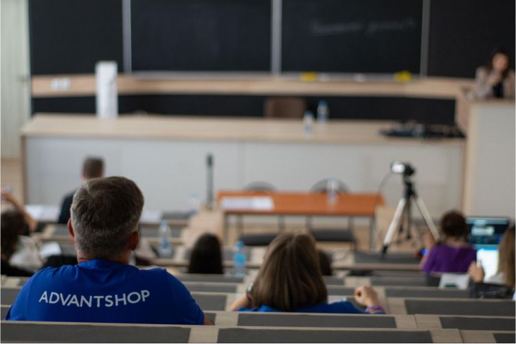 Сотрудники AdvantShop на докладе секции “UX/UI” IT-конференции Стачка-2023